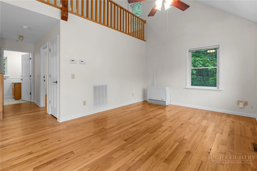 Image number 19 for the current listing