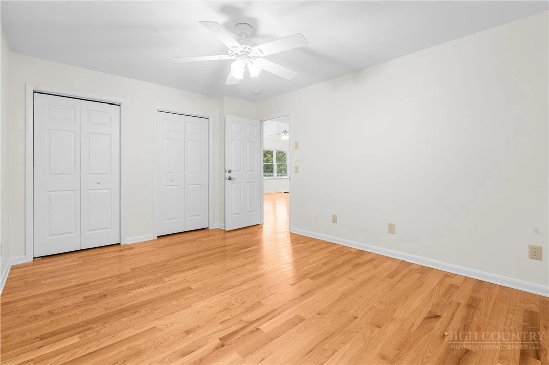 Image number 21 for the current listing