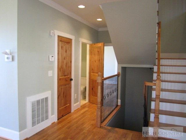 Image number 9 for the current listing