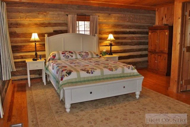 Image number 4 for the current listing