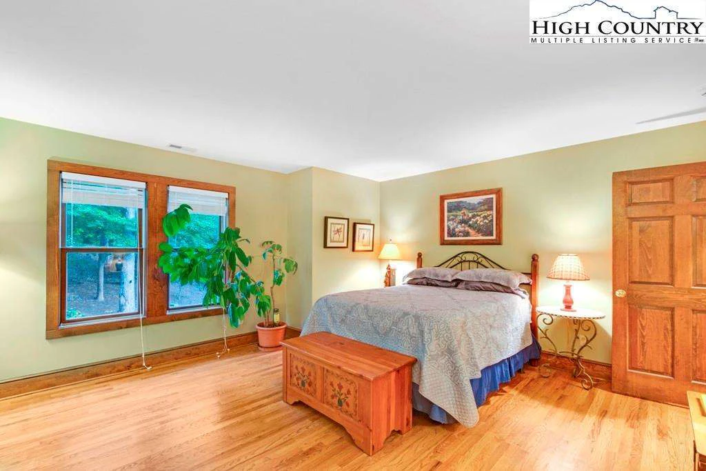 Image number 21 for the current listing