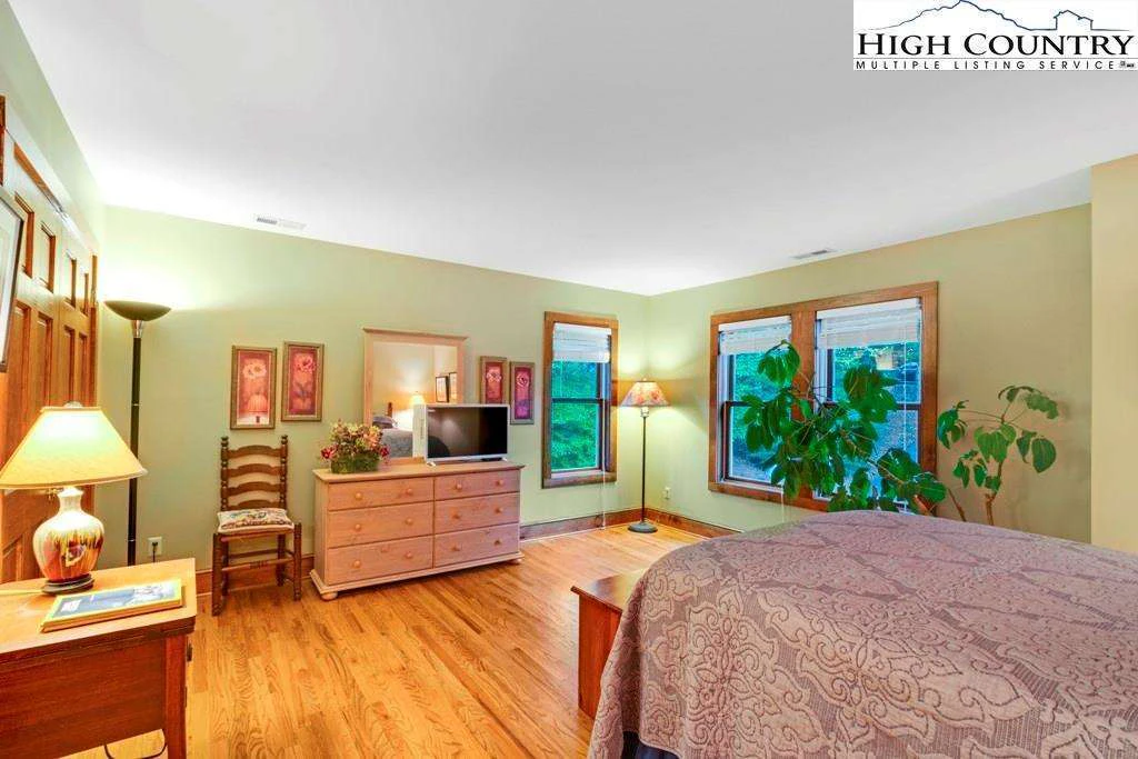 Image number 20 for the current listing