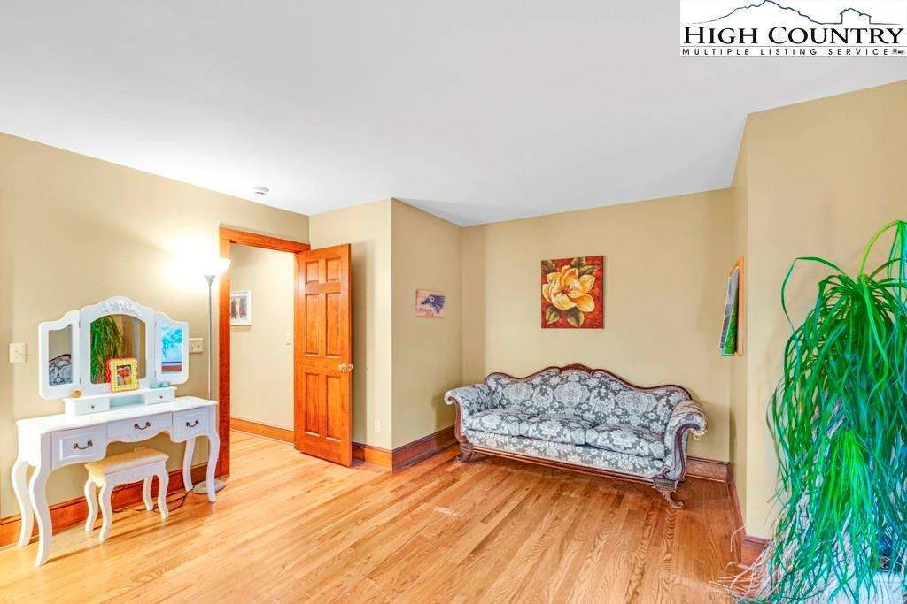 Image number 19 for the current listing