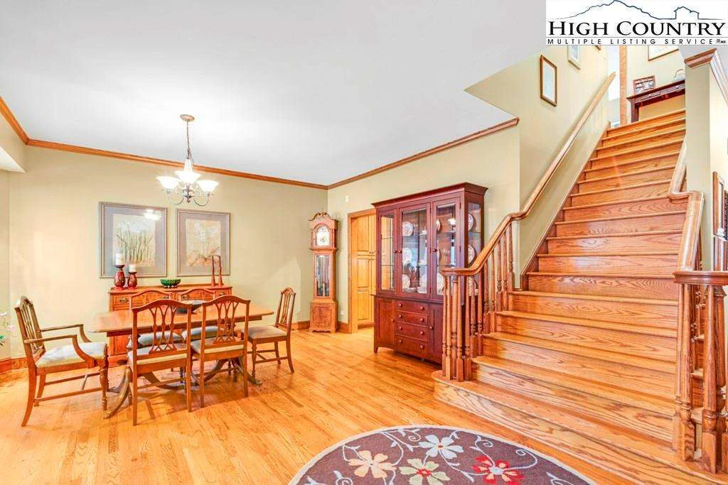 Image number 11 for the current listing