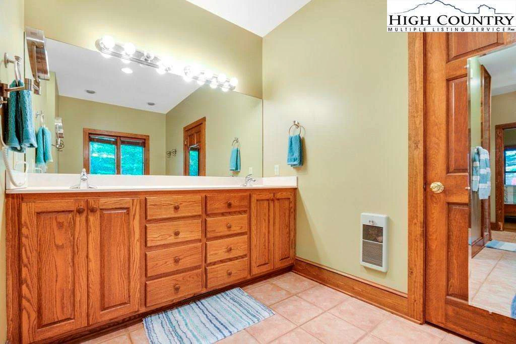 Image number 10 for the current listing