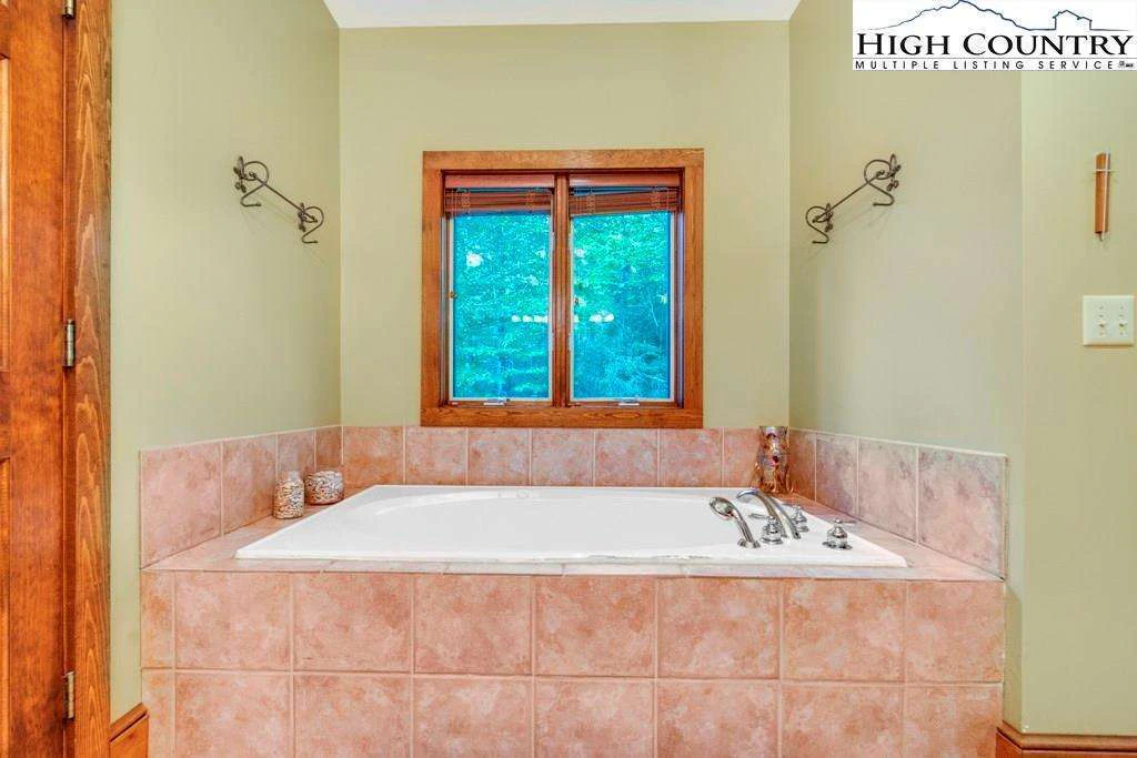 Image number 9 for the current listing