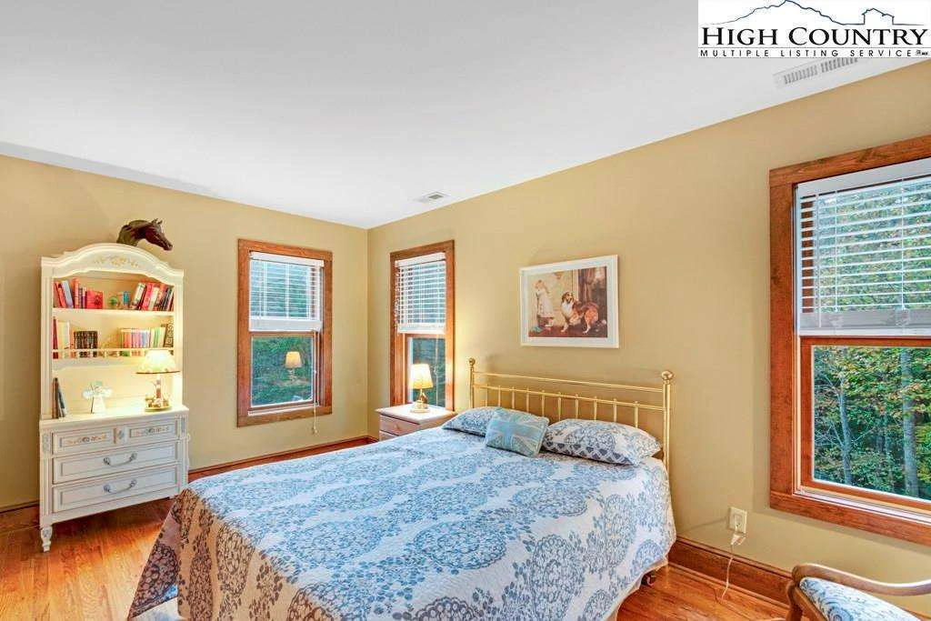 Image number 6 for the current listing