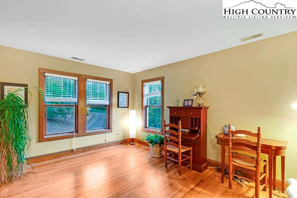 Image number 4 for the current listing