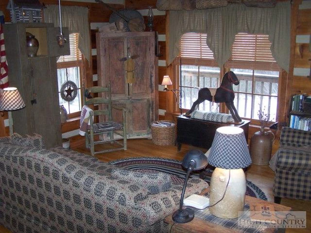 Image number 19 for the current listing