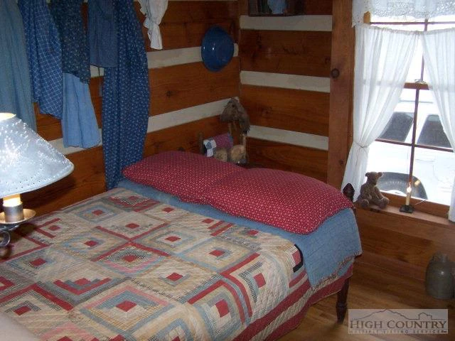 Image number 17 for the current listing