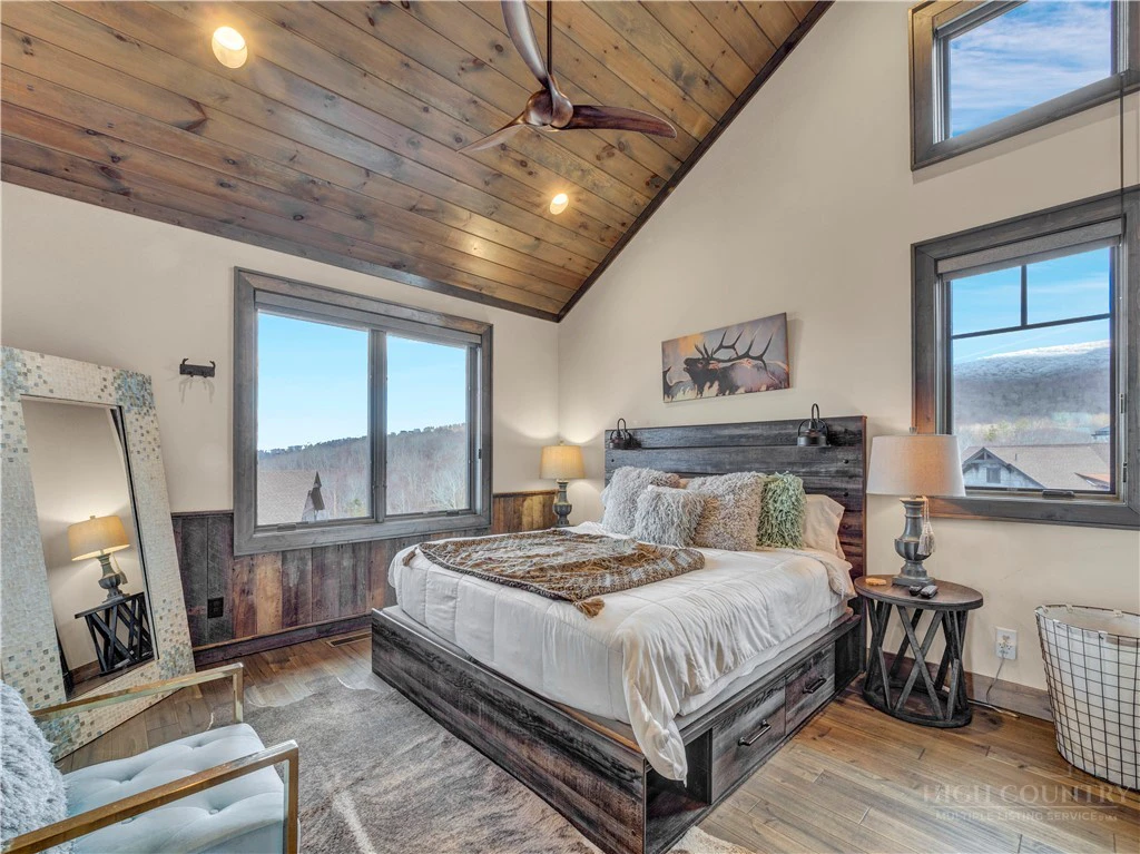 Image number 14 for the current listing