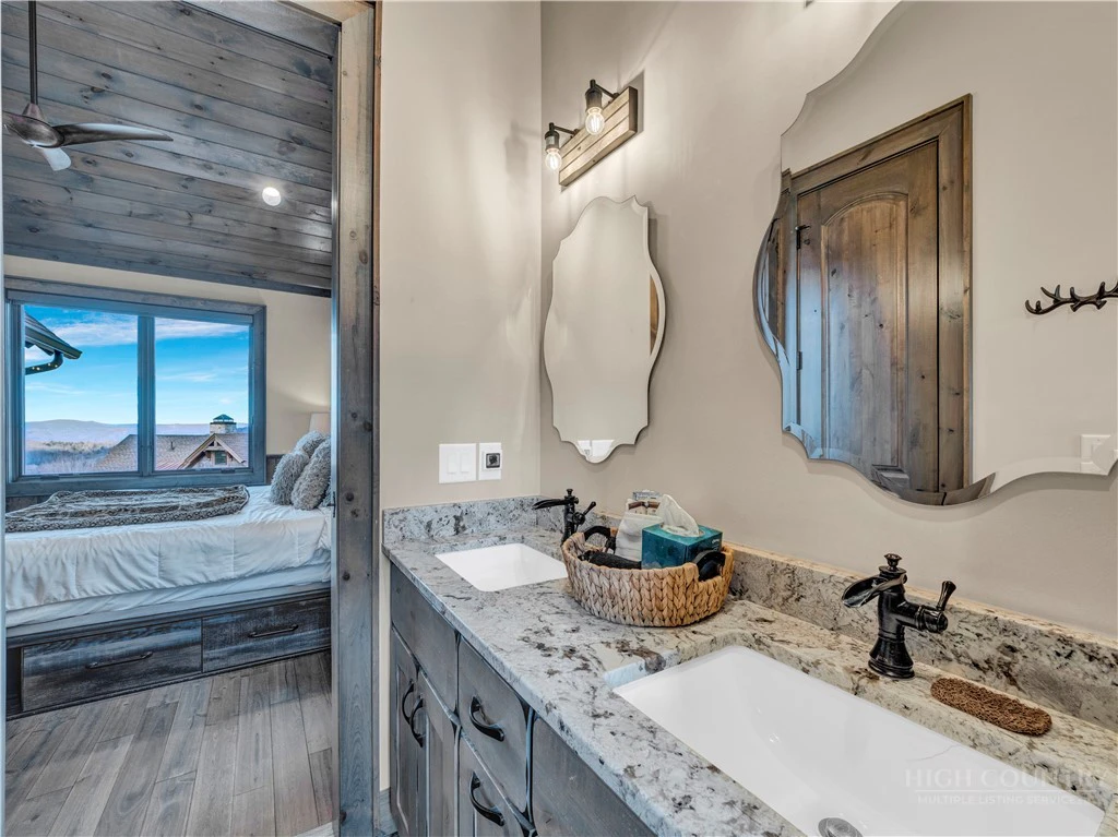 Image number 4 for the current listing