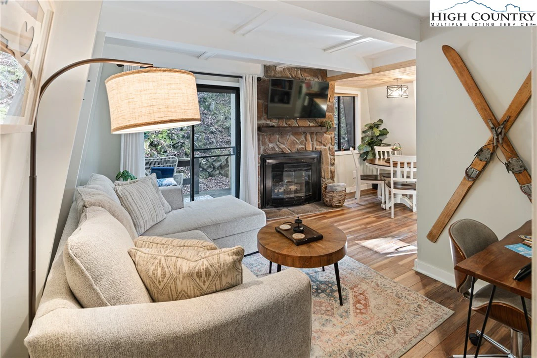 Image number 1 for the current listing
