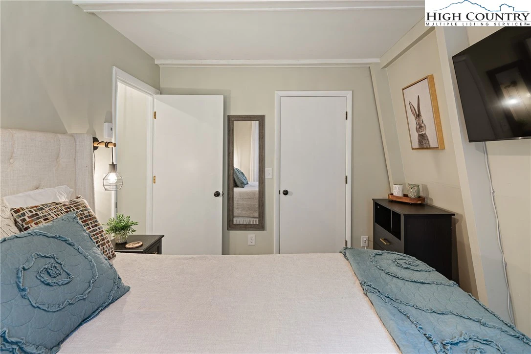 Image number 14 for the current listing