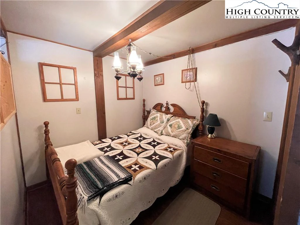 Image number 13 for the current listing
