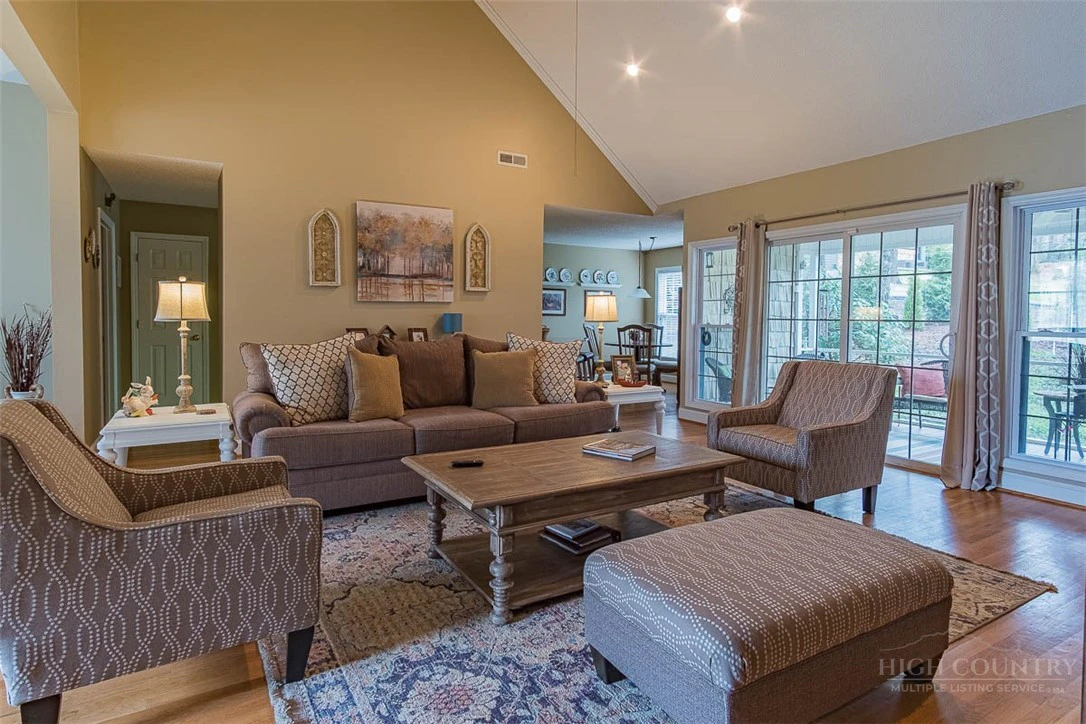 Image number 2 for the current listing
