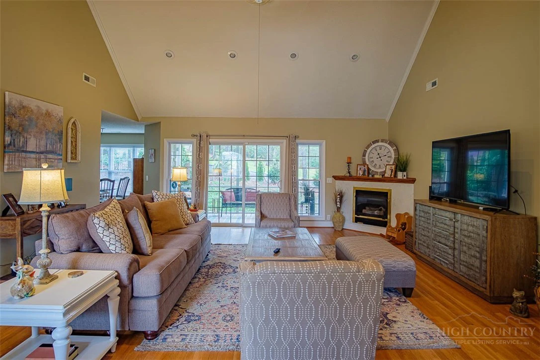 Image number 3 for the current listing