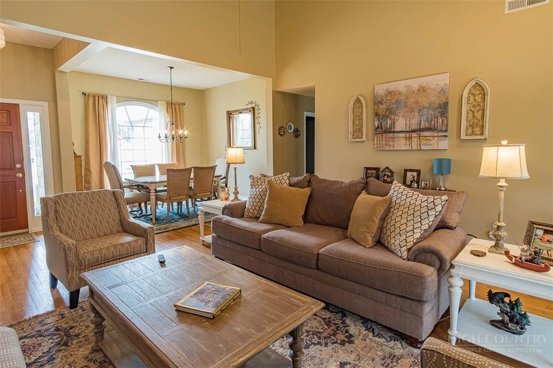 Image number 4 for the current listing