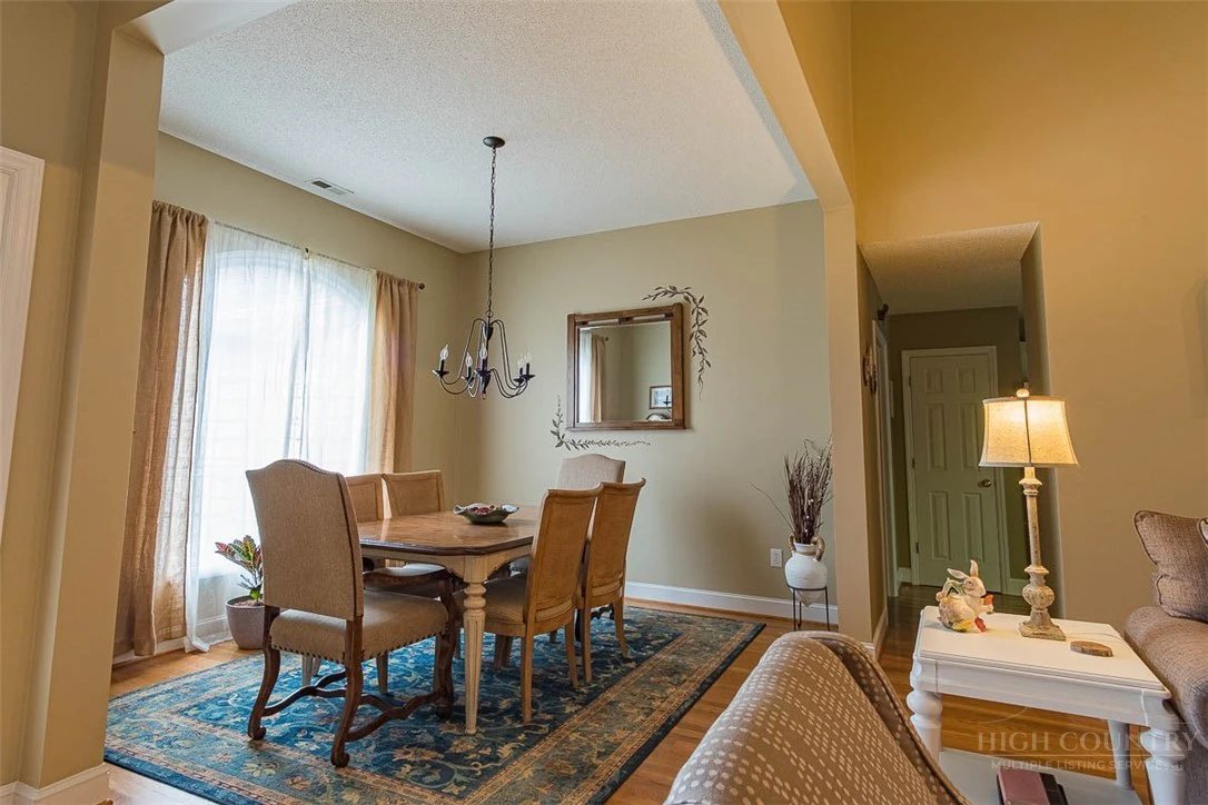 Image number 5 for the current listing