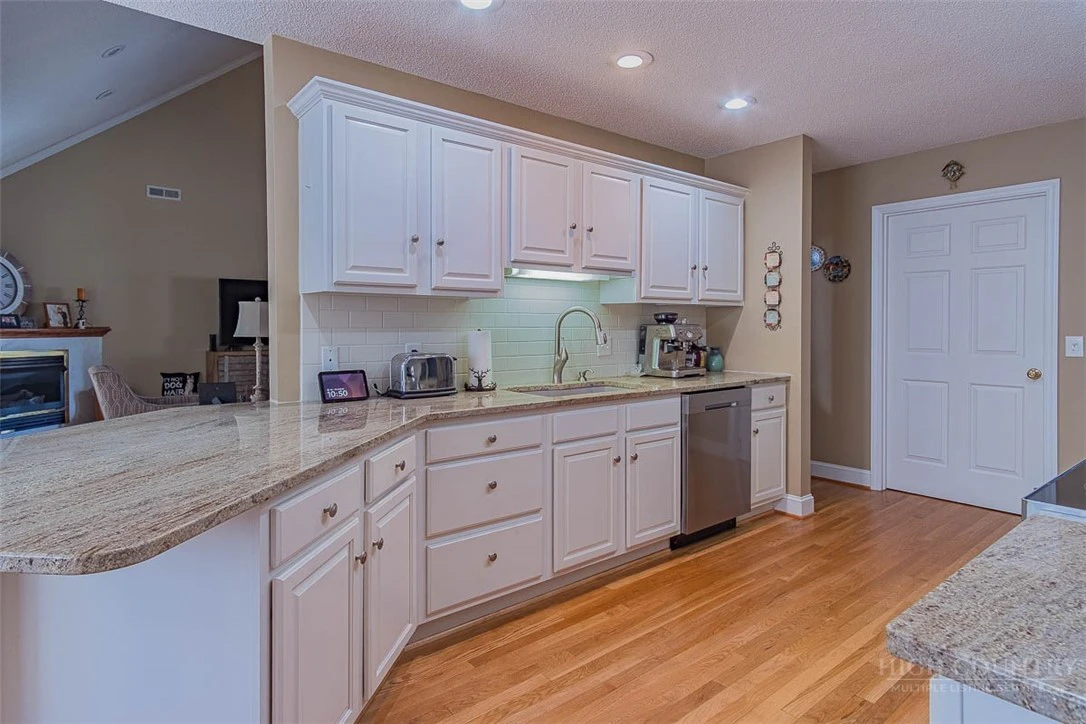 Image number 6 for the current listing