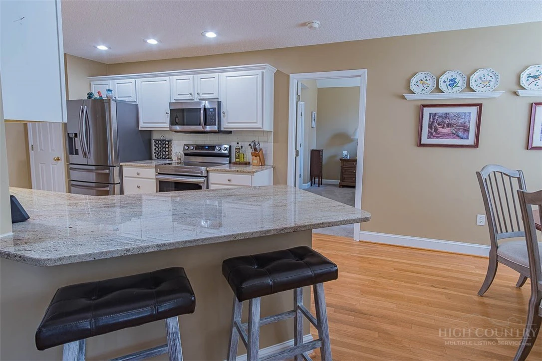 Image number 9 for the current listing