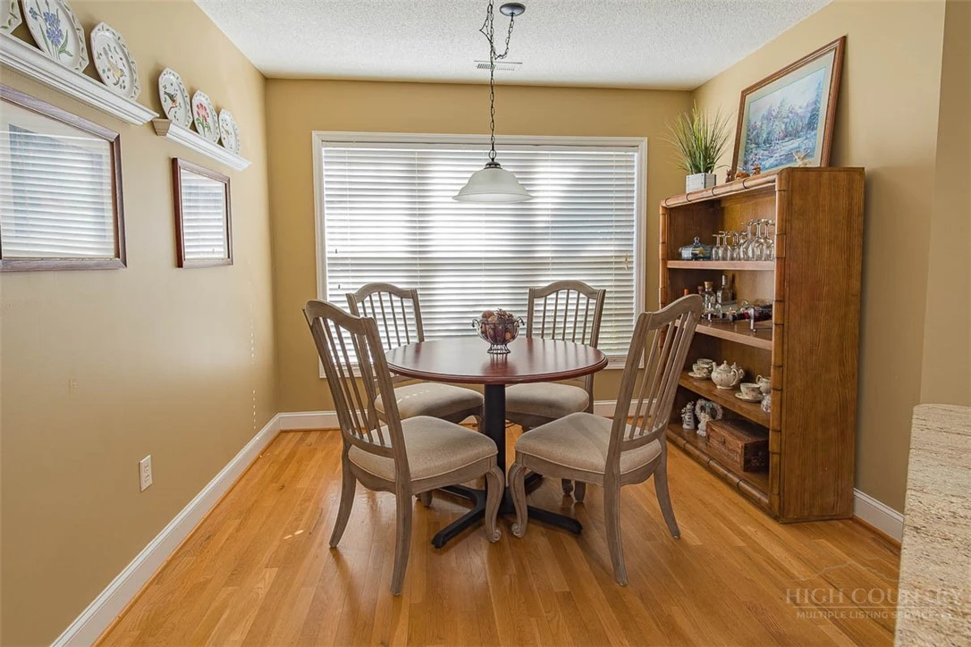 Image number 11 for the current listing