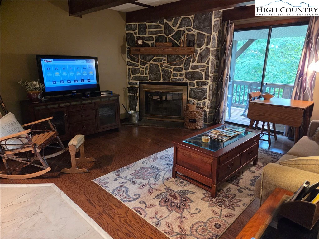 Image number 3 for the current listing