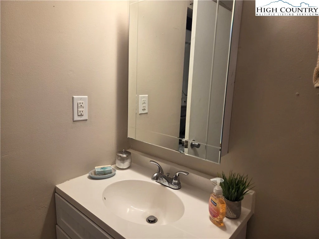 Image number 9 for the current listing