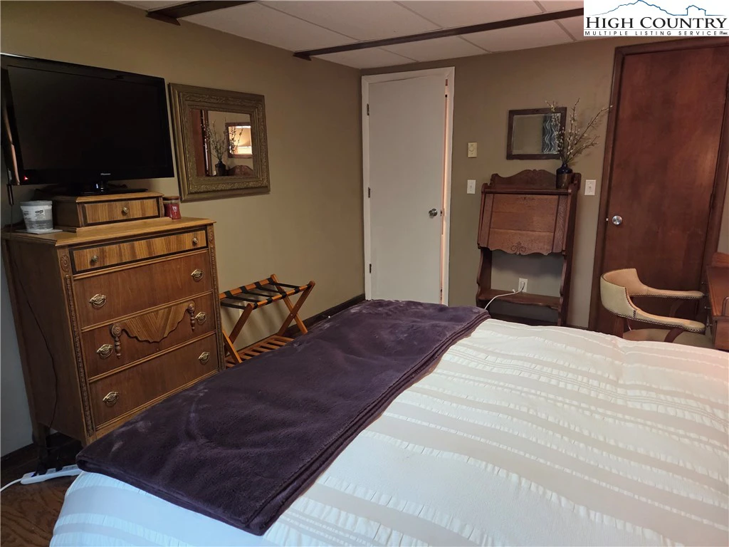 Image number 12 for the current listing