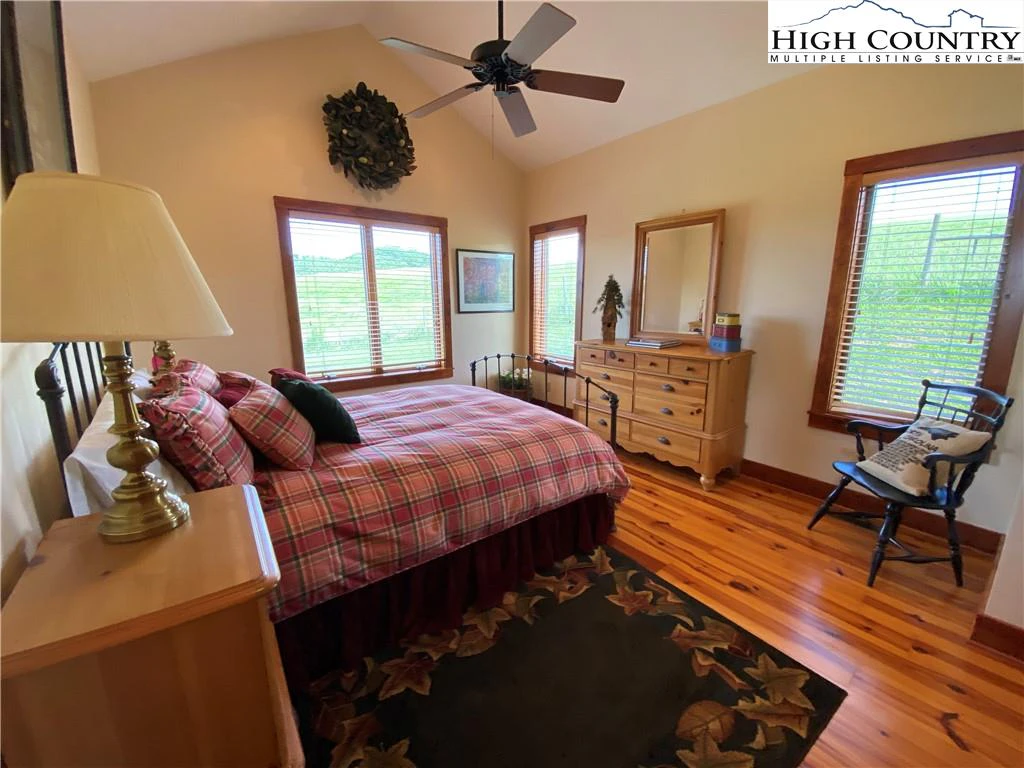 Image number 19 for the current listing