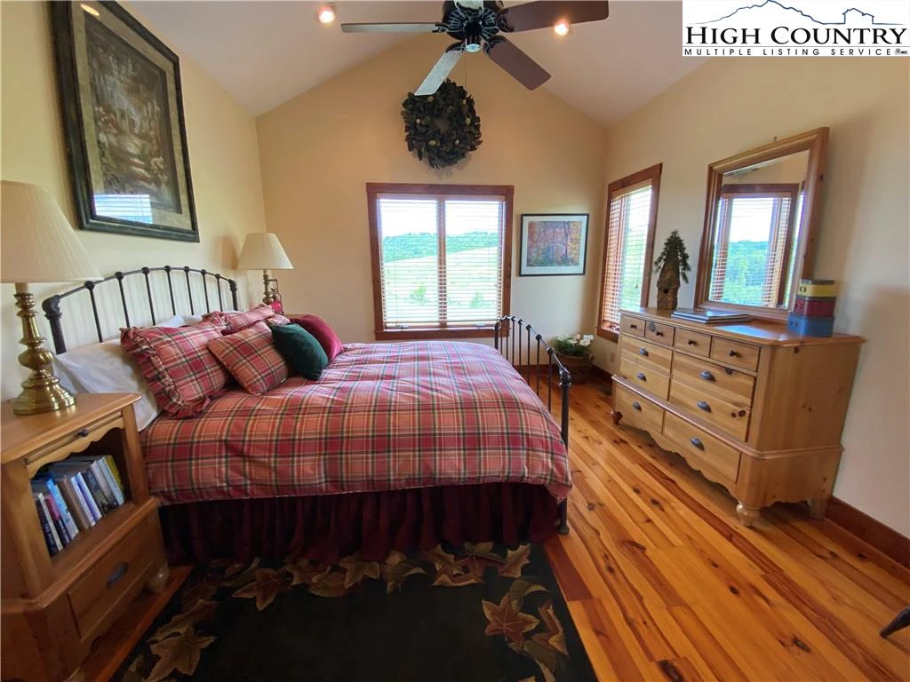 Image number 18 for the current listing