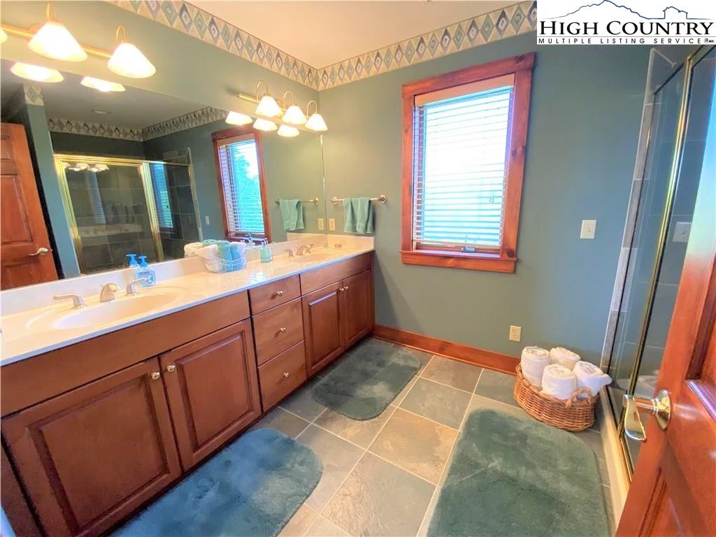 Image number 12 for the current listing