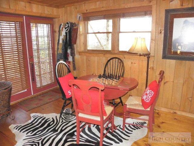 Image number 14 for the current listing