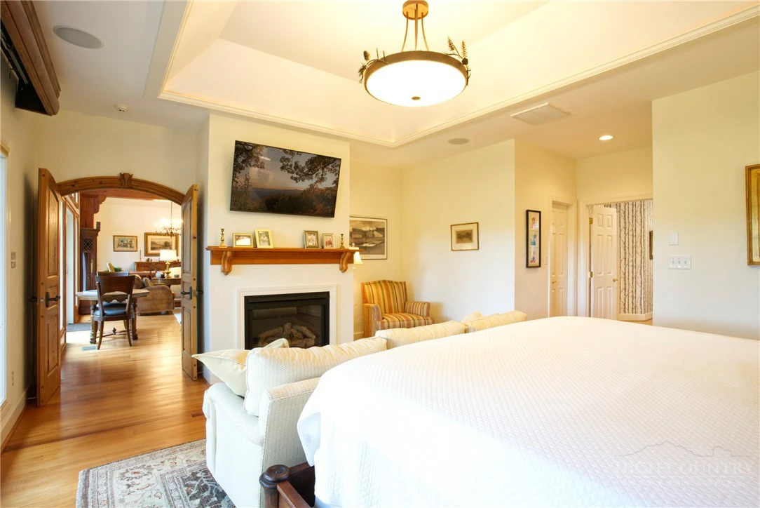 Image number 14 for the current listing