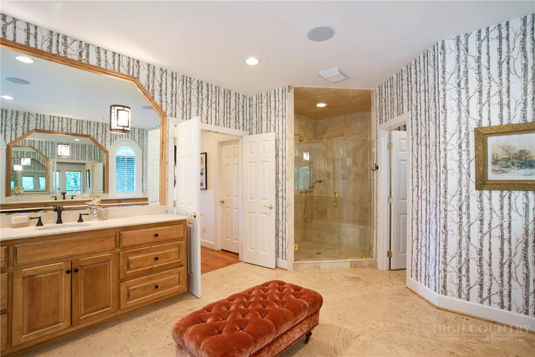 Image number 19 for the current listing