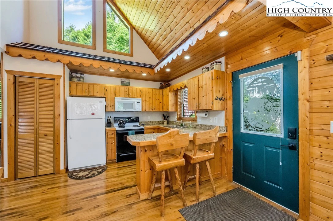 Image number 17 for the current listing