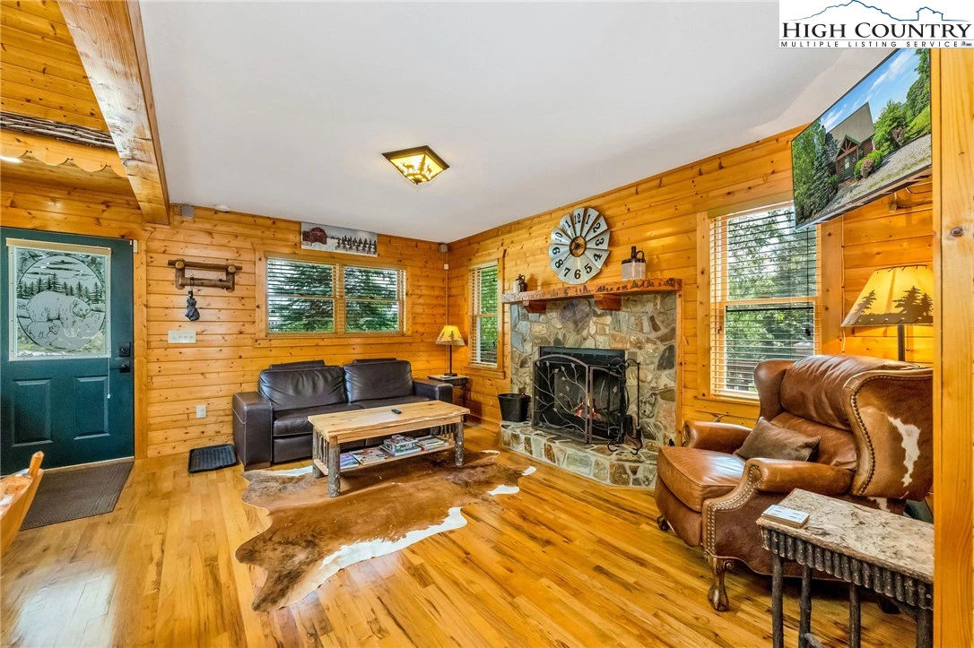 Image number 14 for the current listing