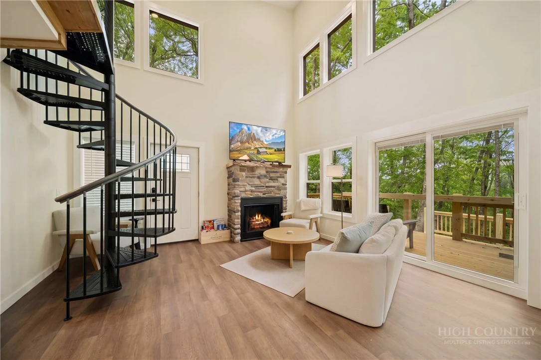 Image number 19 for the current listing