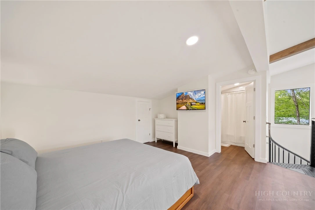 Image number 20 for the current listing