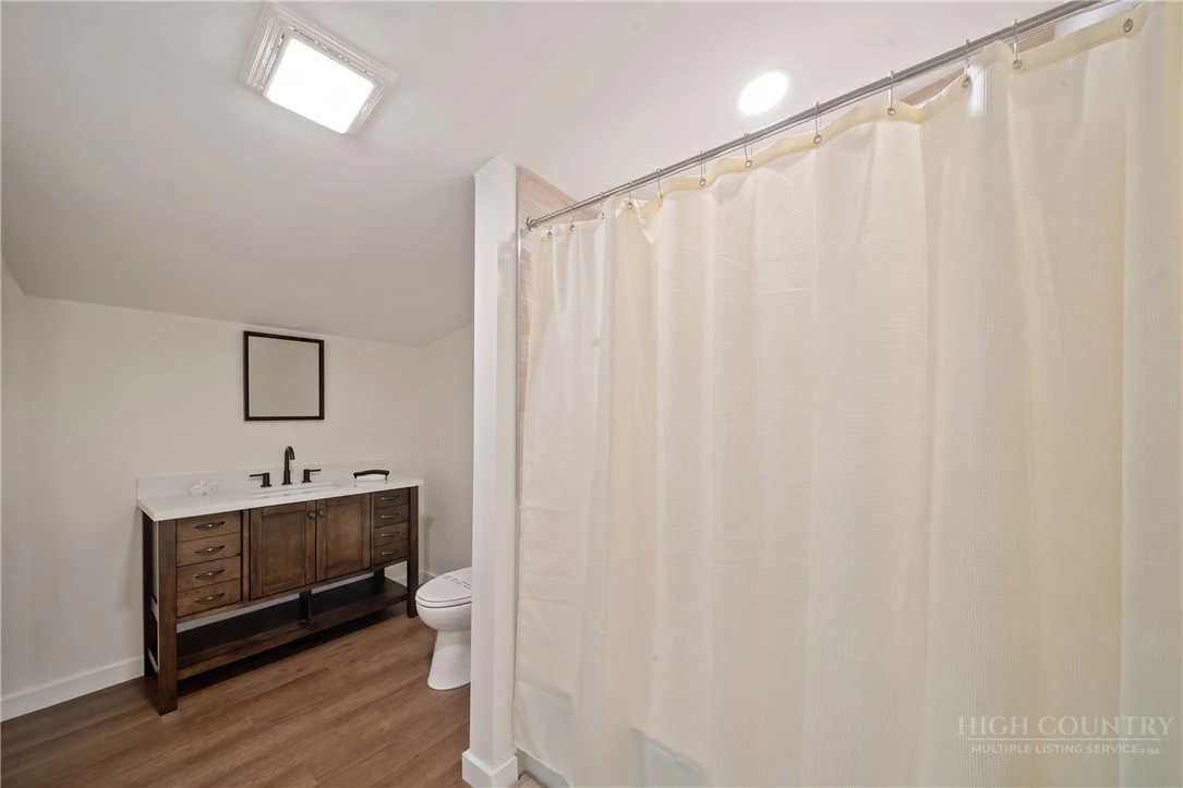 Image number 21 for the current listing