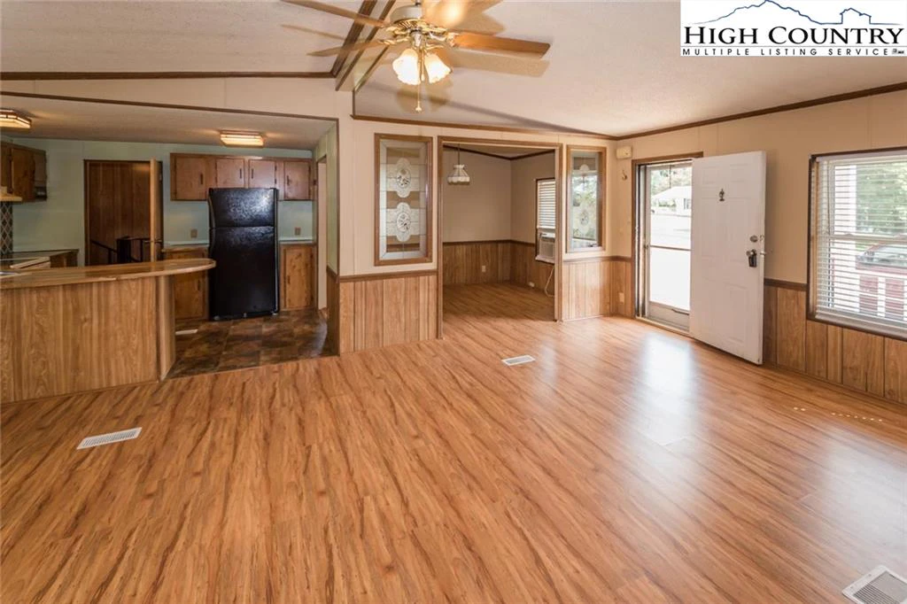 Image number 11 for the current listing