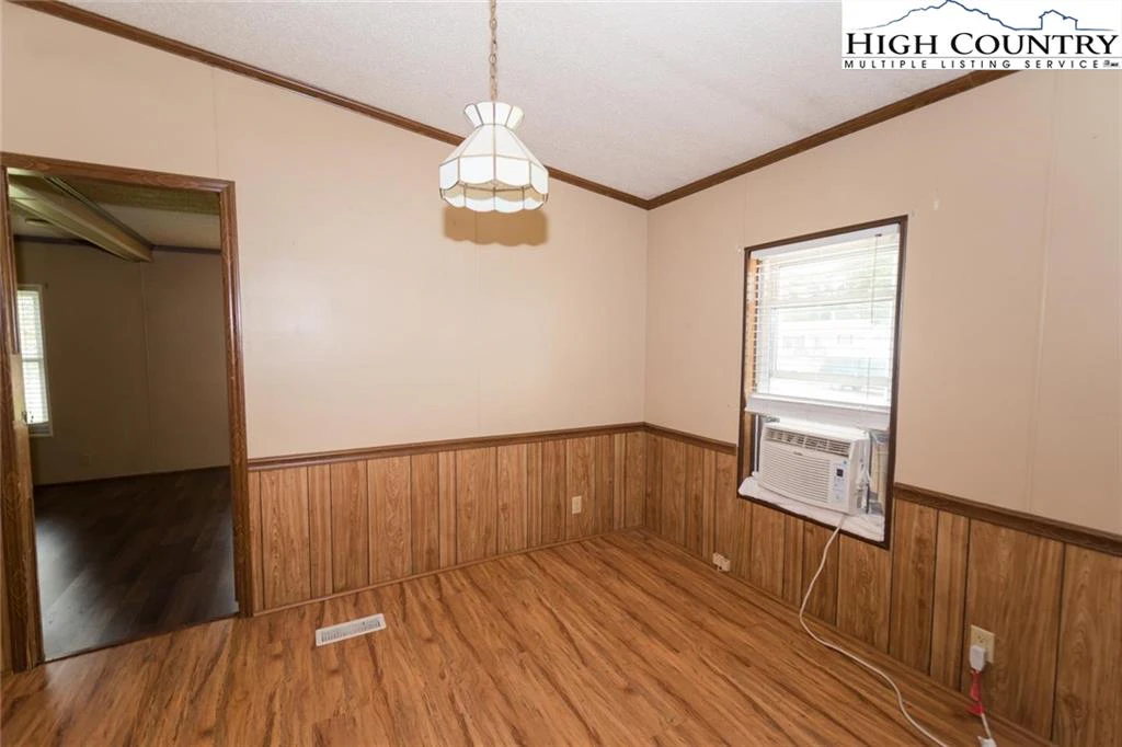 Image number 4 for the current listing