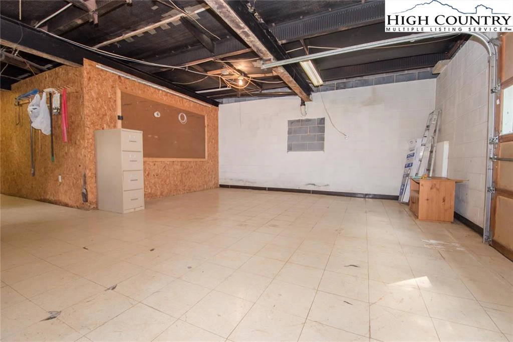 Image number 19 for the current listing