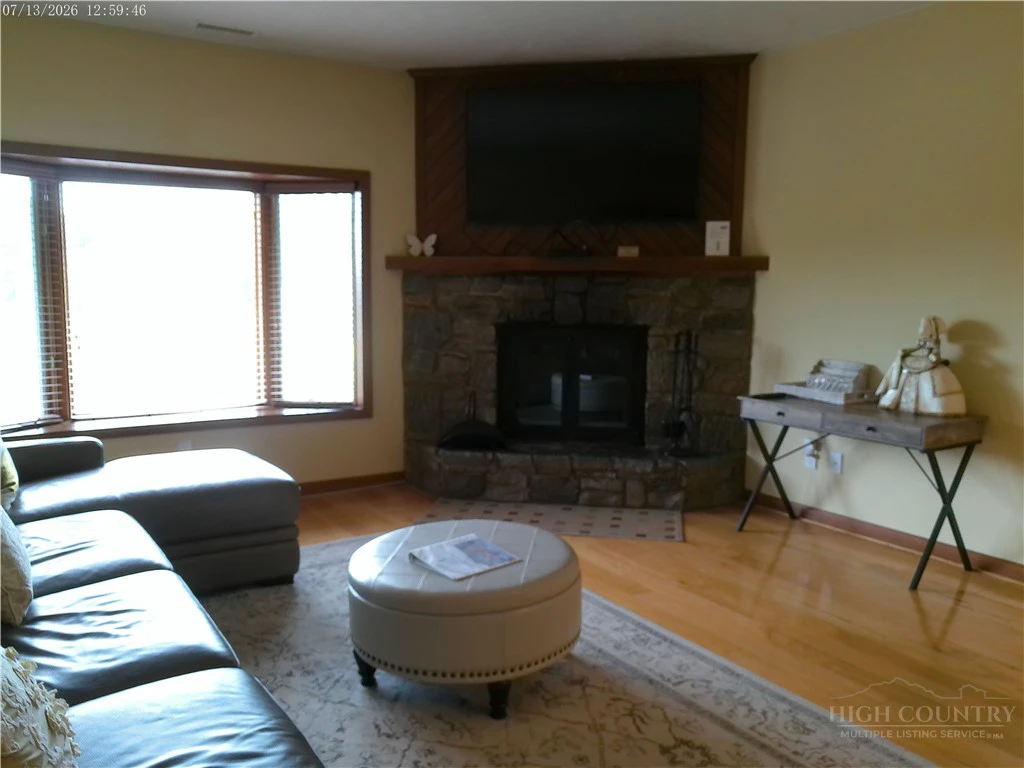 Image number 3 for the current listing