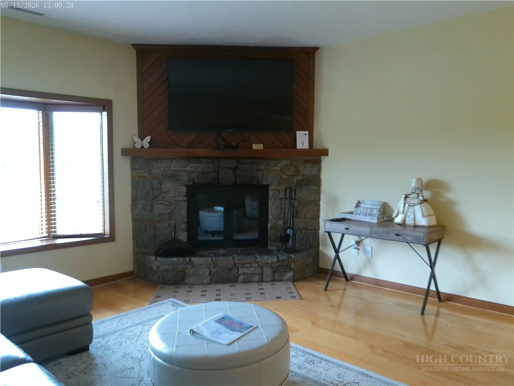 Image number 4 for the current listing