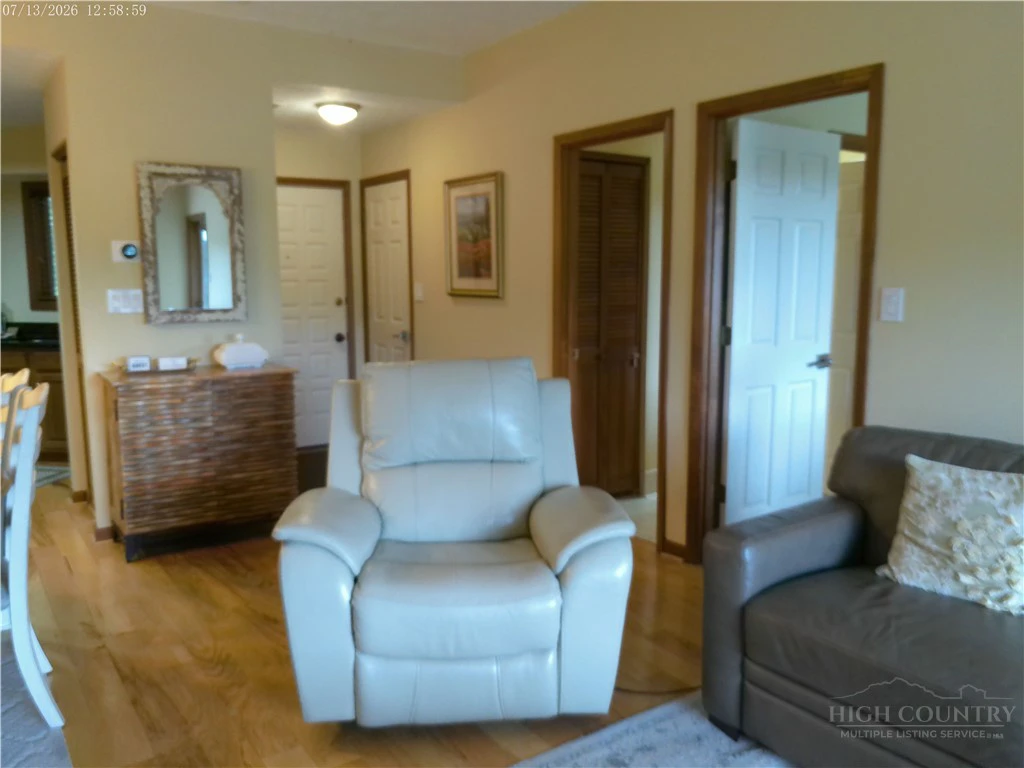 Image number 5 for the current listing