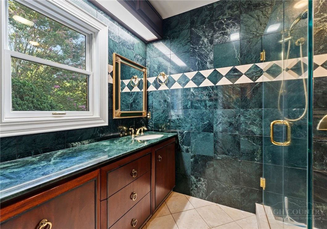 Image number 3 for the current listing