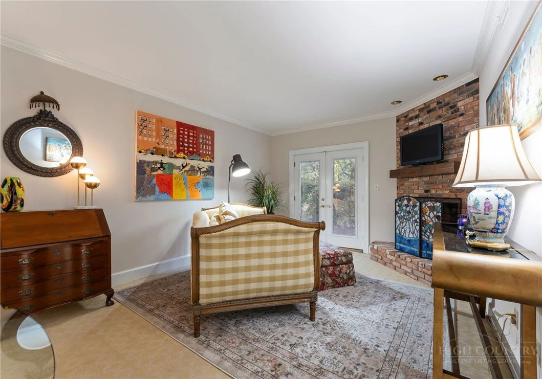 Image number 6 for the current listing