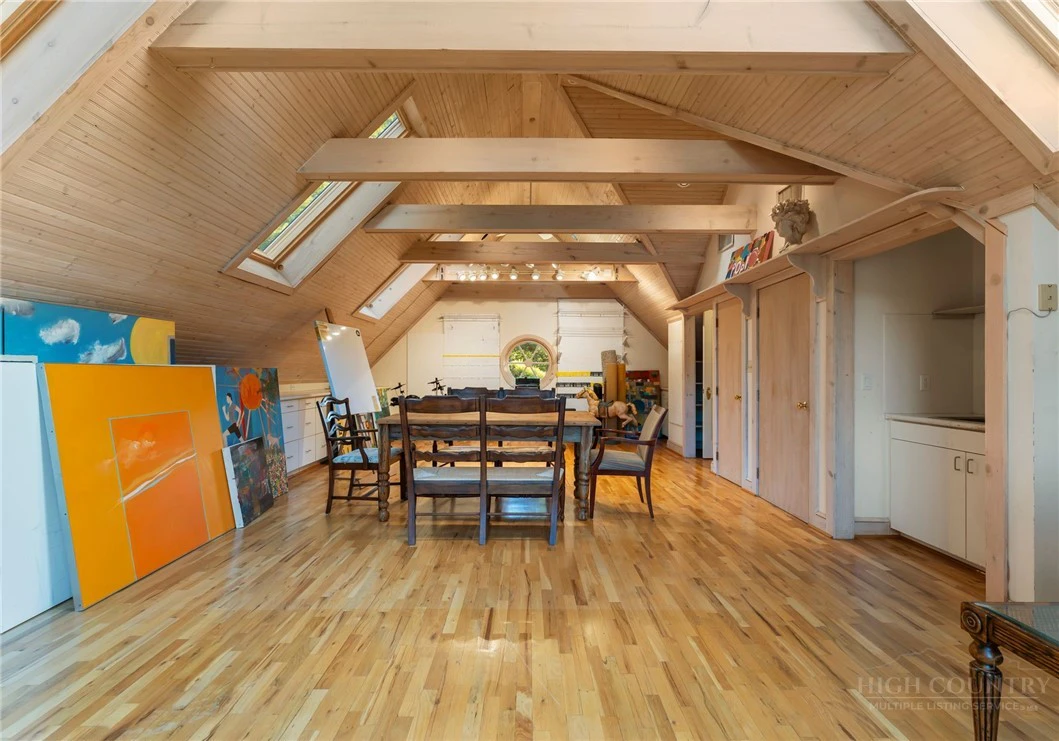 Image number 16 for the current listing