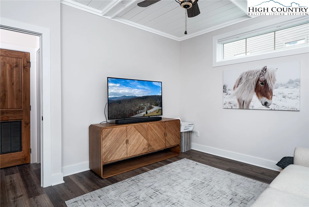 Image number 11 for the current listing